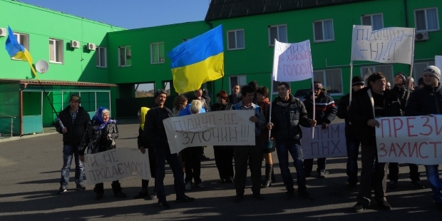 Одесская трасса перекрыта, люди протестуют против подкупа избирателей