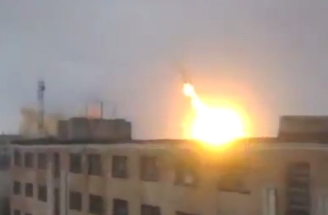 Попадание ракеты по заводу в Донецке: видео