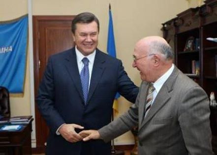 Стельмах обвинил в обвале гривны Януковича. Но чья бы корова мычала