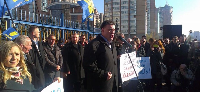 Акцію “Свободи” охороняє техніка, яка мала б бути в АТО?