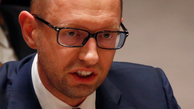 Яценюк потребовал, чтобы чиновники добыли уголь для страны. Иначе, пообещал начать рубить головы