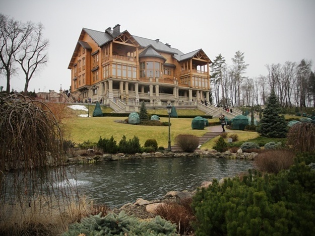 На Хэллоуин возле дачи Януковича погибли три человека