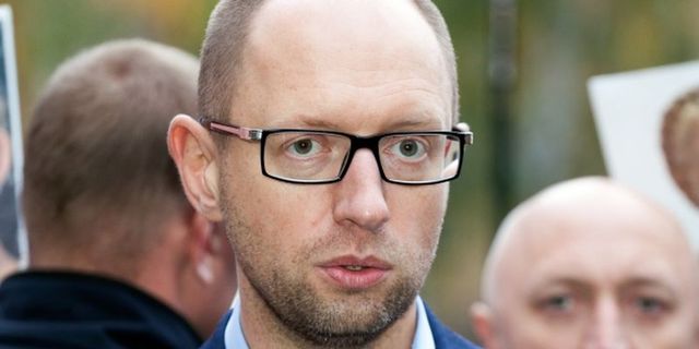 Яценюк сообщил, что не будет платить жителям Донбасса пенсии и зарплаты