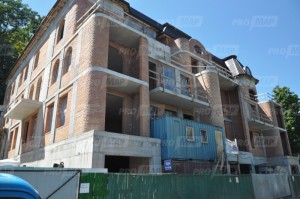 Партнер Дерев’янка будує бізнес-центр під Андріївською церквою, яка сповзає з гори