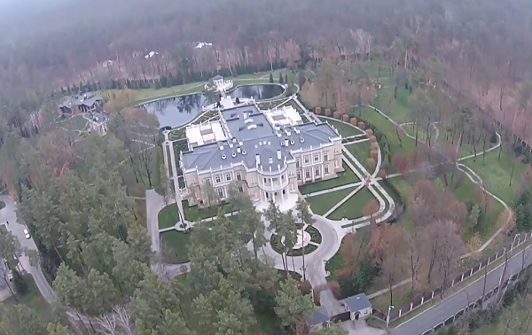 Журналисты показали с воздуха резиденции Медведчука, Суркиса и Охендовского (ВИДЕО)