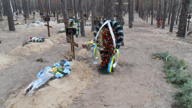 Старшина з «Айдару» примусив комунальників поставити хрести на могилах сепаратистів. ФОТОФАКТ