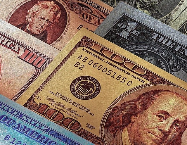 НБУ решил поддержать черный валютный рынок