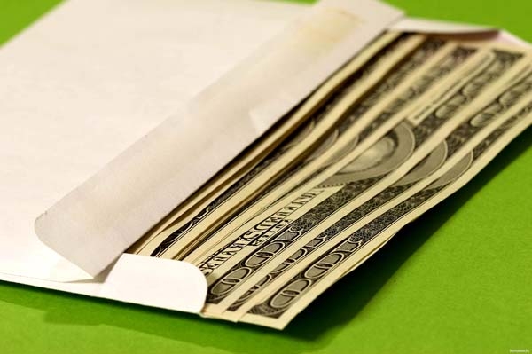 Только наивные люди думают, что взятки нашим министрам дают в конвертах