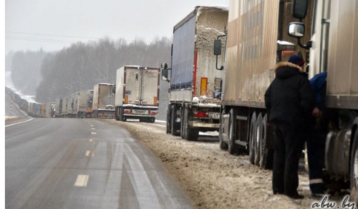 Беларусь отреагировала на действия Кремля тотальным обыском российских фур на границе