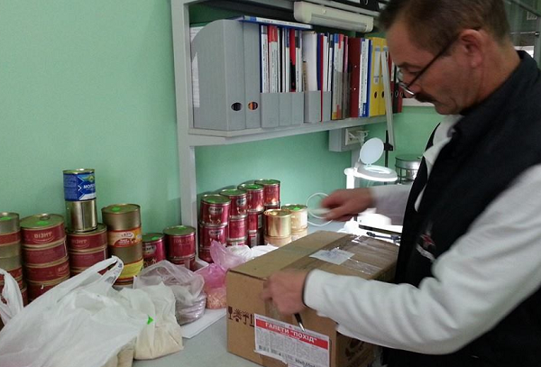 Жена «регионала» продает пограничникам очень дешевые консервы неизвестного происхождения