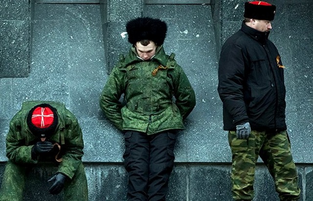 Местные жители Красного Луча выгнали из города российских казаков