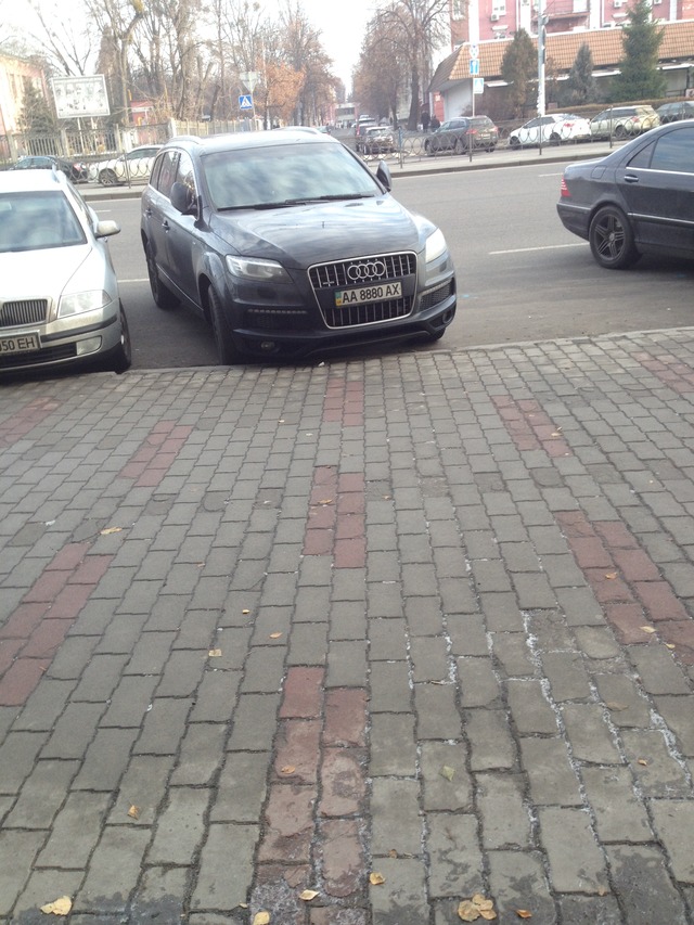 Руководство Государственного ипотечного учреждения владеет недвижимостью на миллионы долларов и роскошным автопарком