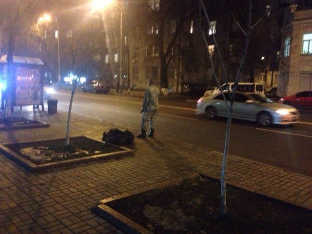 Київські водії проігнорували «кіборга», який ловив попутку. ФОТО