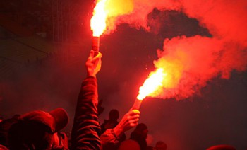 Под Генеральной прокуратурой России горят фаеры (Видео)