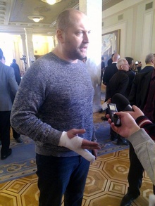 Відомий нардеп-виходець з "Правого сектору" по-боксерськи зламав руку