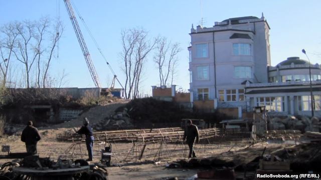 Порошенко гордится тем, что законно застраивает район Лавры