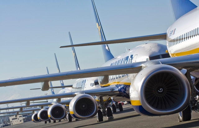 Аэропорт Симферополя срочно эвакуировали, пассажиров не выпускают из самолетов