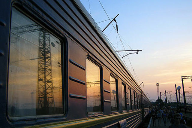 «Укрзализныця» уволила проводницу, не пускавшую в поезд солдат АТО