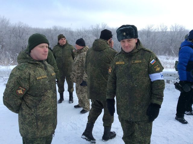 Минобороны показало, как боевики "ДНР" обыскивают прибывших на ротацию "киборгов"