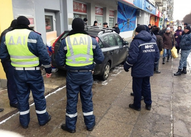Во Львове вкладчик заблокировал автомобилем отделение банка-должника
