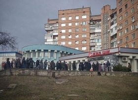 У черзі за своїми грошима