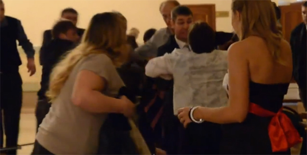 Суд засудив маму молодого, яка на весіллі побила невістку до втрати свідомості