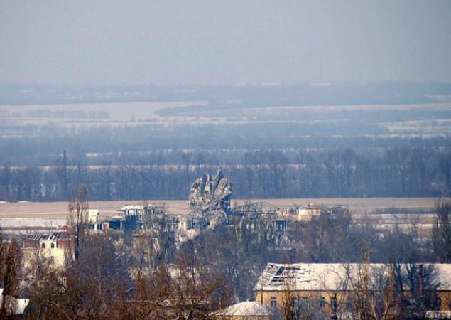 Боевиками в аэропорту командует женщина, - источник