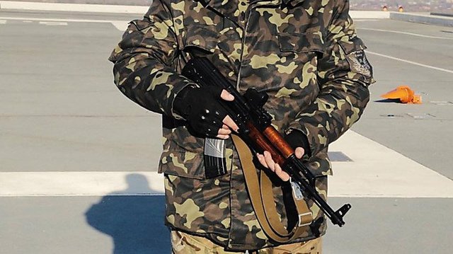 Бойцы «Айдара» с автоматами отбили у милиции задержанных соратников