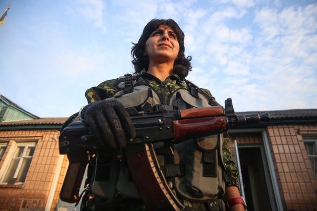 Казаки опять мужиков гребут в ополчение, поэтому за топливом ходят женщины