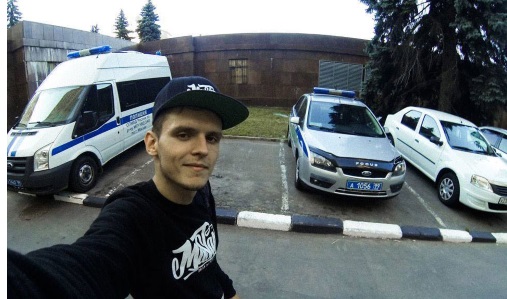 Руфер Мустанг троллит московскую полицию своим селфи на фоне их авто