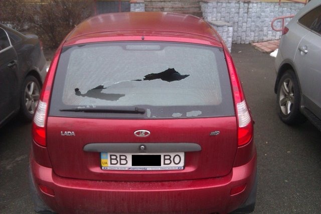 В Киеве «наказывают» за луганские номера, разбивая окна в машинах