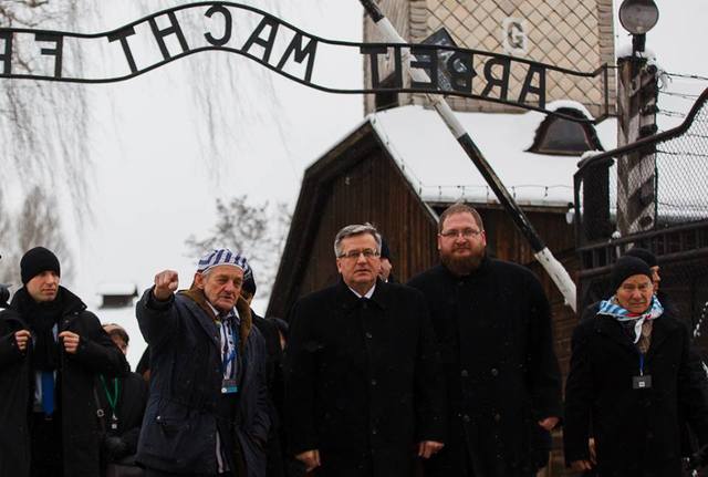 «Дедывоевали»: Россия в истерике из-за сине-желтой ленточки на пиджаке узника Освенцима