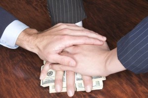 В Минюсте поймали двух взяточников