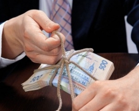 Курс гривны решили удерживать по новым правилам