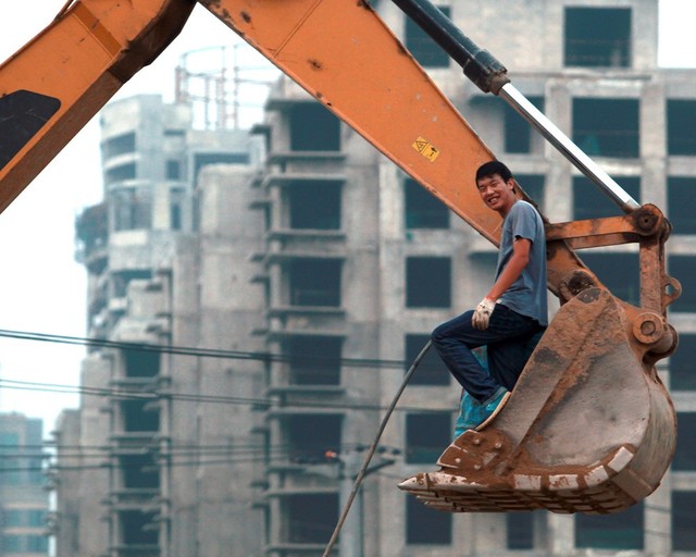 Китай: весь в долгах и в стройплощадках