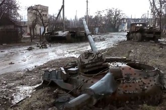 Углегорск стал городом-призраком, на улицах разбитая бронетехника, жилые дома разрушены: видеофакт