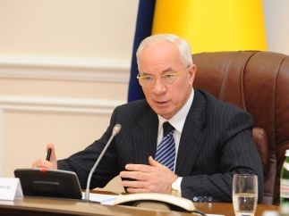 Азаров в мемуарах рассказал об автоматной очереди по своей жене