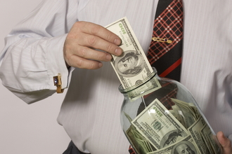 Банки обязали платить по депозитам все проценты и штрафы