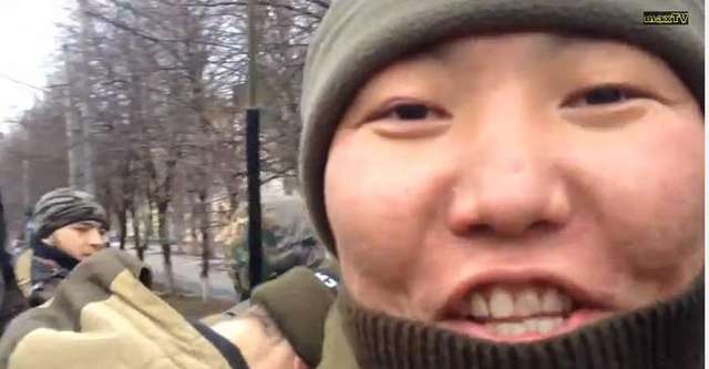 Орда варварів з Росії їде на БТР в Вуглегірськ (ВІДЕО)