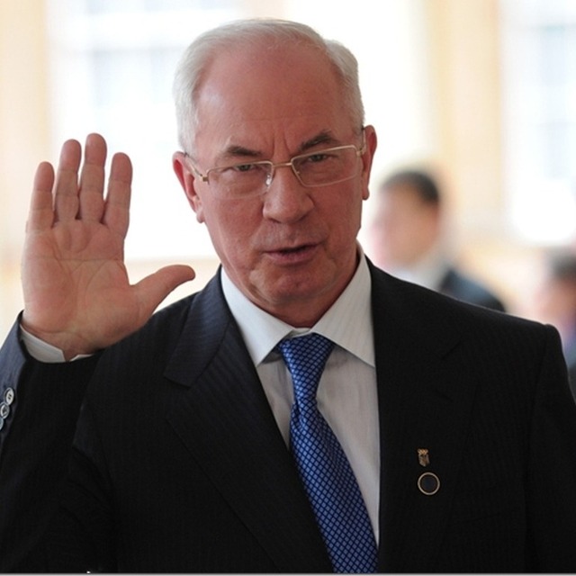 Азаров повернувся на простори Facebook