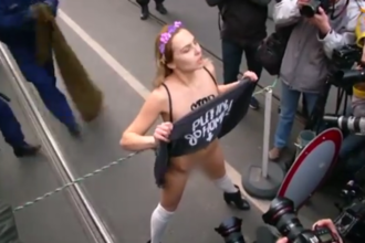 "Х*йло, езжай домой!" Активистка Femen разделась в Будапеште из-за Путина: видеофакт