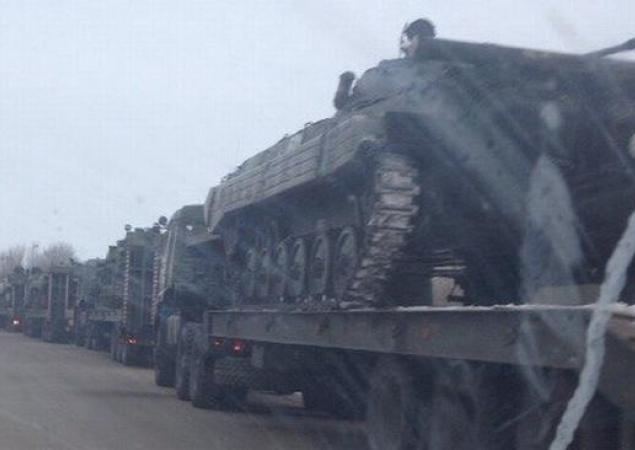 На границе с Луганской областью выстроились две сотни российских танков. ФОТО