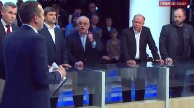 Пример того, как один человек достойно дал отпор шайке пропагандистов. ВИДЕО