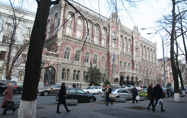 Медленно встает. НБУ укрепил гривну на 91 копейку