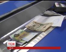 Долар і євро подешевшали ще майже на гривню – свіжі курси валют НБУ