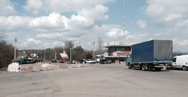 «Рот закрой, мразь, не двигайся, с*ка», - стиль досмотра на Изюмском блокпосте