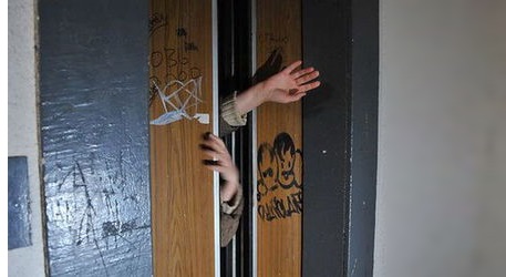 «Мы пытались открыть лифт палками»: в Харькове страшной смертью погиб 9-летний ребёнок