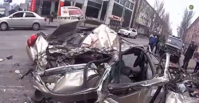 У Донецьку танк розчавив легковика, є постраждалі (ВІДЕО)