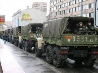 В Москве ситуация становится все более напряженной. Спецподразделения оцепляют столицу России