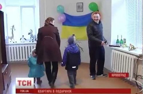 ОТРАДНО: Киевлянин инкогнито купил квартиру семье раненого бойца АТО. ВИДЕО